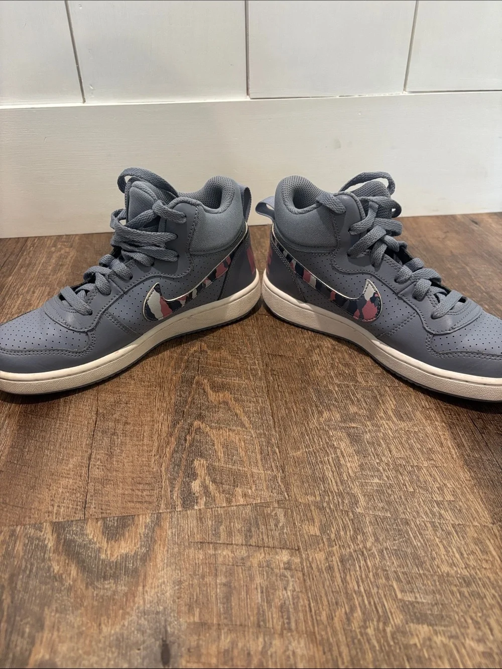 Nike Kids Mid-Top Sneakers in Gray with Pink Camo Swoosh